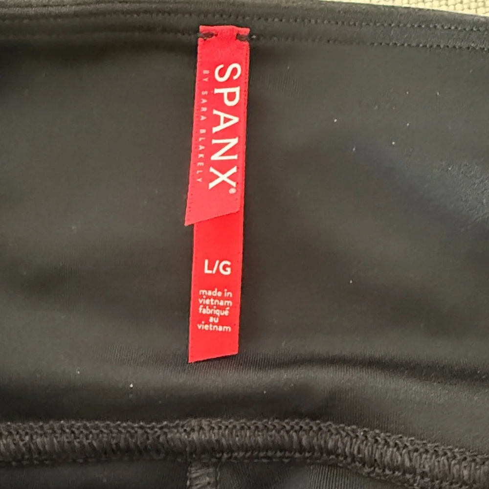 SPANX Textured Black Leggings - Picture 2 of 5
